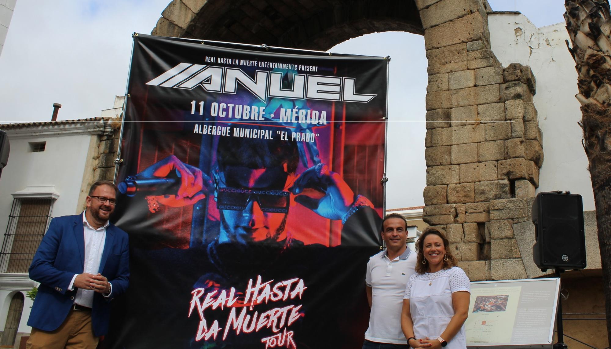 El alcalde de Mérida, Antonio Rodríguez Osuna, promocionando el concierto de Anuel.